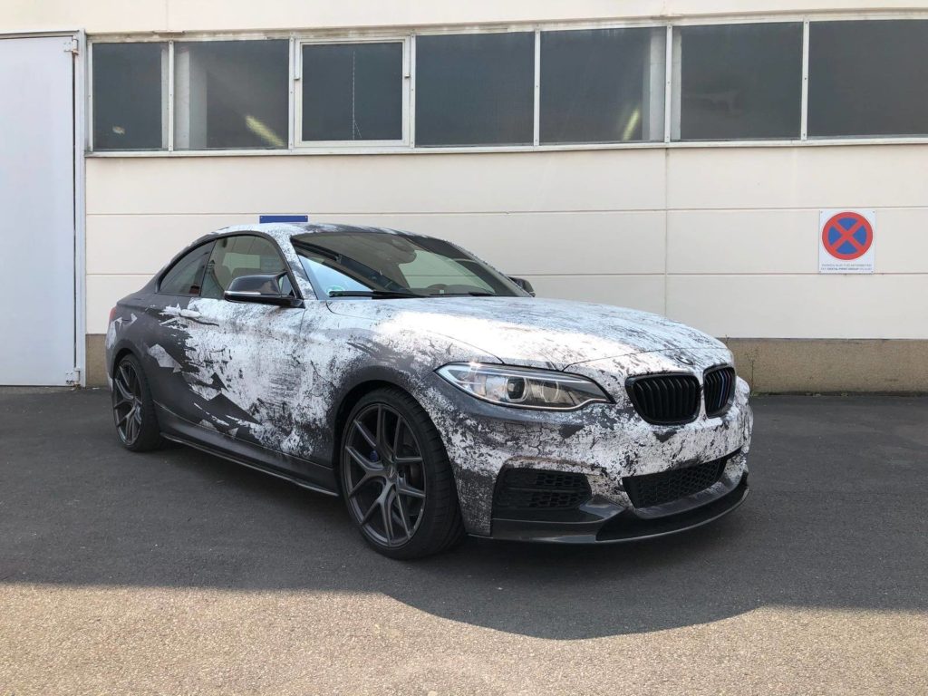 BMW M240i Digitaldruck Komplettfolierung im Used-Camo Style