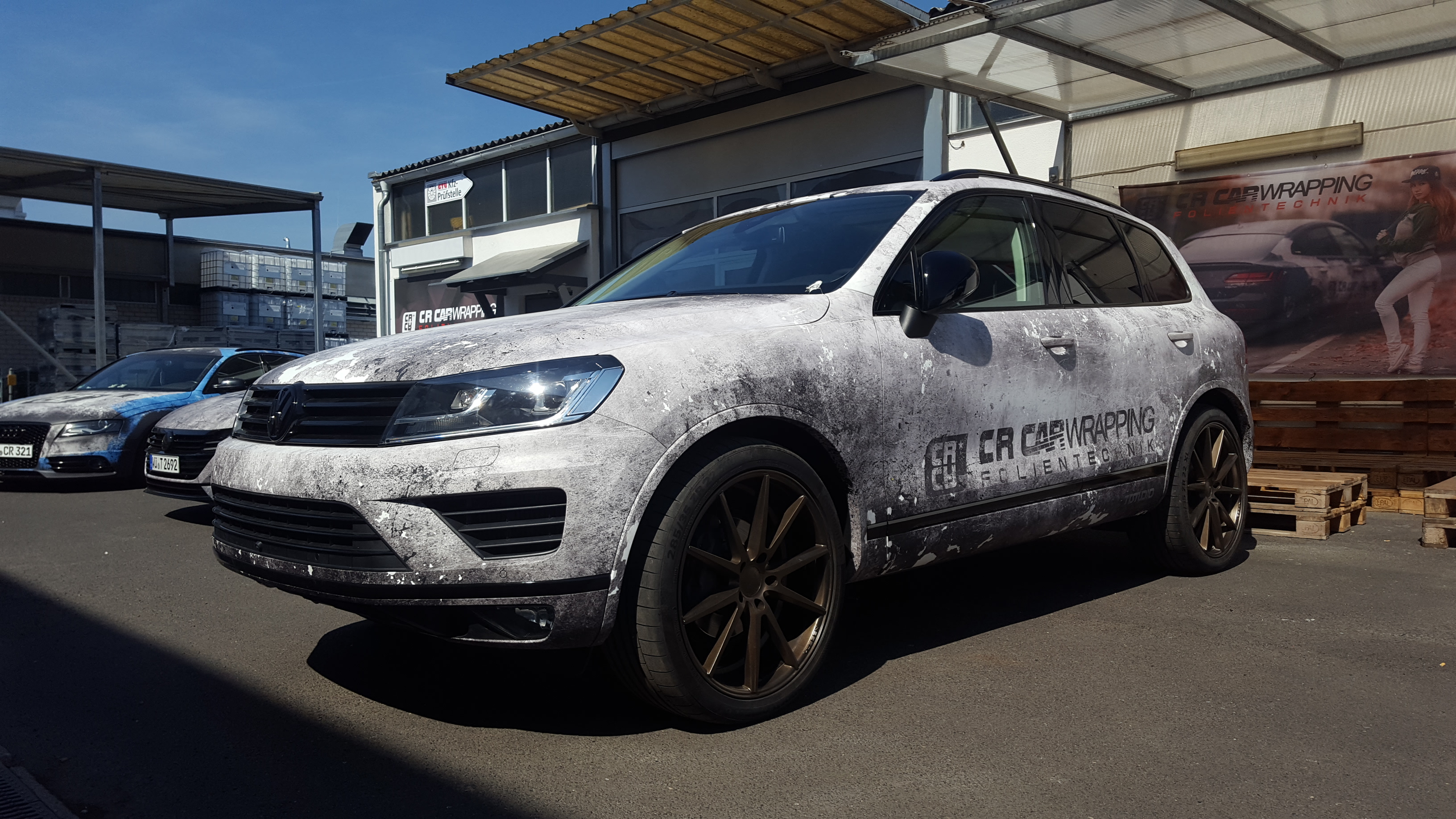 VW Touareg Digitaldruck Komplettfolierung Scratched Used Design folierung würzburg