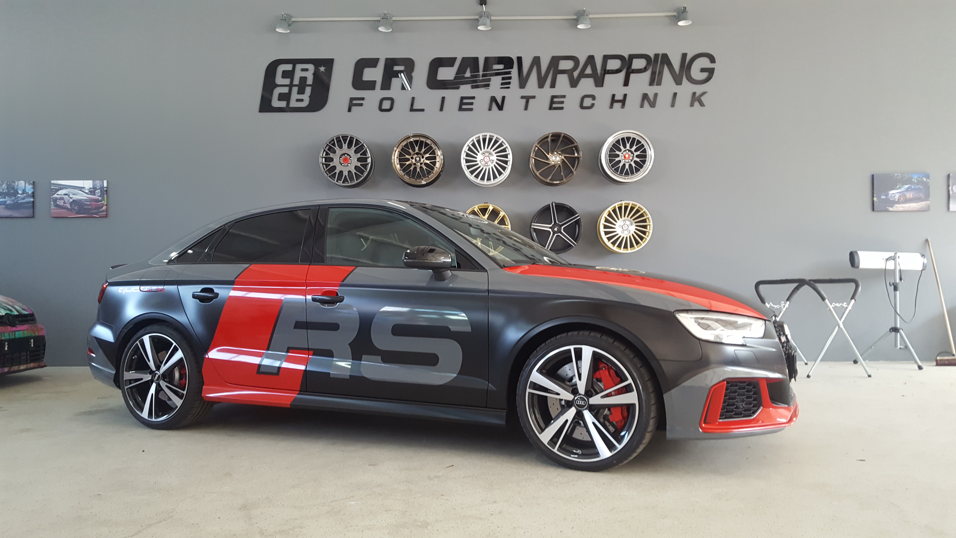 Audi RS3 Limousine Design Komplettfolierung in Satin Schwarz, Rot und Nardograu